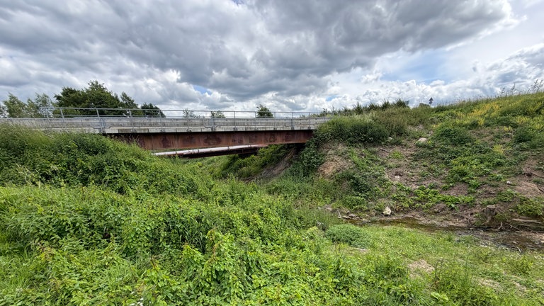 Die kleine Behelfsbrücke von Birresdorf. Seit zehn Jahren warten die Anwohner auf eine neue Brücke.
