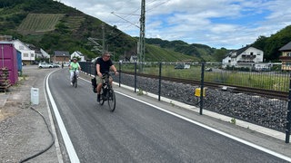 Der Ahr-Radweg verläuft zu großen Teilen entlang der Bahntrasse der Ahrtalbahn.