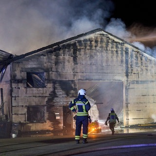 Brennende Halle: Nach einem Vollbrand ist die Halle eines holzverarbeitenden Betriebs in Niederzissen im Landkreis Ahrweiler zerstört. Die Feuerwehr sowie das THW aus Koblenz sind vor Ort im Einsatz.
