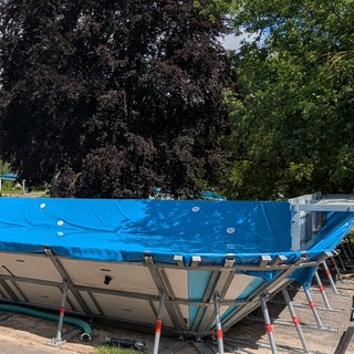 Das Pop-Up-Schwimmbecken ist bereit für seinen Einsatz. Es steht auf dem Freibadgelände von Remagen.