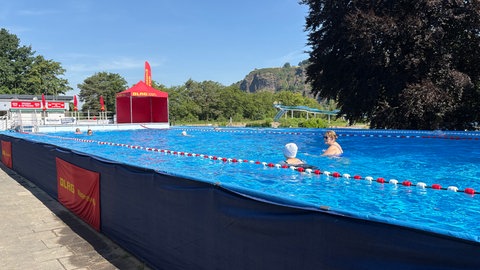 Die ersten Badegäste im neuen Pop-Up-Pool auf dem Gelände des Freibades in Remagen. 