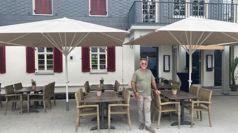 Der Gastronom Muzaffer Oguz vor dem neu eröffneten Restaurant "Am Gläsernen Fels".
