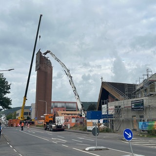 Ein Bagger reißt den Turm der Sankt Pius Kirche in Bad Neuenahr-Ahrweiler ab.