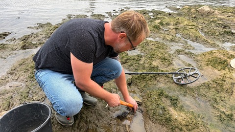 Schatzsucher Christian Ganser ist am Rhein unterwegs
