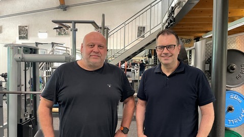 Geschäftsführer Markus Solbach und Vereinsvorsitzender Thomas Hombach im vereinseigenen Fitnessstudio.