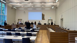 Die Angeklagte mit ihrem Verteidiger vor dem Landgericht Koblenz: Sie soll drei Komplizen bei einem brutalen Überfall auf eine Rentnerin in Bad Ems unterstützt haben 