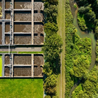 Kläranlagen leiten das weitgehend gereinigte Abwasser in nahegelegene Bäche und Flüsse ein.