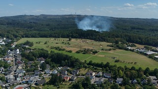 Luftaufnahme von einem Waldbrand bei Hilgert im Westerwald.