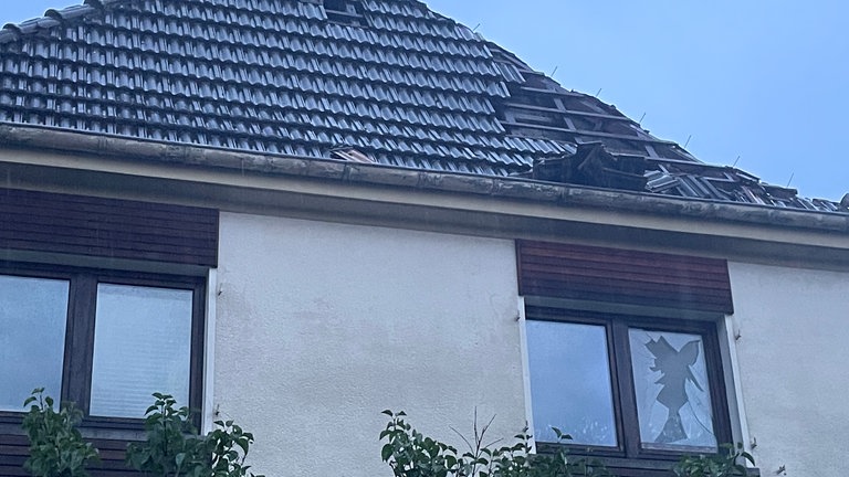 Etliche Dächer wurden abgedeckt. Hier sind in Höhr-Grenzhausen Dachziegel heruntergefallen.