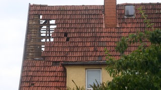 Ein beschädigtes Dach nach dem schweren Unwetter im Westerwald