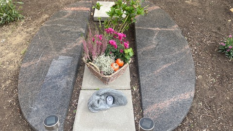 Das Grab ihrer Mutter in Silke Tavernas Garten ist mit Blumen und einer Engelsfigur geschmückt. 
