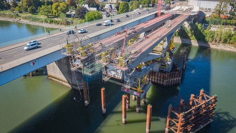 Auf der Baustelle der Pfaffendorfer Brücke verzögert sich der Einhub der Mittelfelder durch den niedrigen Stand des Rheins um voraussichtlich vier Wochen. 