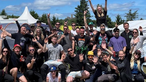 Fesivalbesucherin Mona Molitor und ihre Freunde posieren bei Rock am Ring auf dem Campingplatz A5
