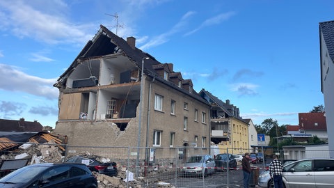 Zwei mehrstöckige Häuser in Höhr-Grenzhausen, deren Außenfassade ist durch den Tornado teils eingestürzt.