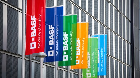 Der weltgrößte Chemiekonzern BASF hat wegen einer schwachen Nachfrage die Prognosen für das laufende Jahr gesenkt. 