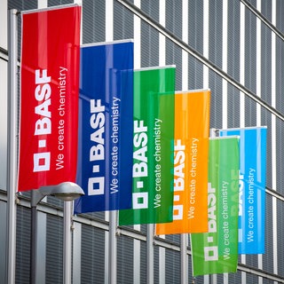Der weltgrößte Chemiekonzern BASF hat wegen einer schwachen Nachfrage die Prognosen für das laufende Jahr gesenkt. 