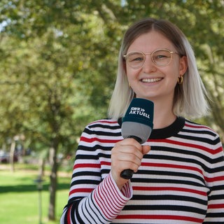 SWR-Reporterin Laura Schindler im Studio Mannheim-Ludwigshafen.