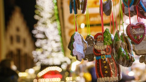 Geschmückte Buden auf dem Weihnachtsmarkt