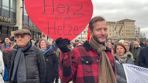 Für mehr Herzlichkeit - Demo-Teilnehmer in Ludwigshafen