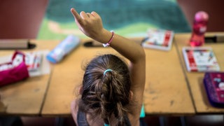 Ein Mädchen an der Gräfenauschule in Ludwigshafen. 200 Schulen in RLP werden mit dem Startchancen-Programm gefördert. 