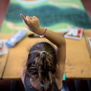 Ein Mädchen an der Gräfenauschule in Ludwigshafen. 200 Schulen in RLP werden mit dem Startchancen-Programm gefördert. 