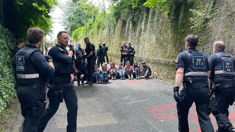 Demonstration und Gegendemo in Neustadt Hambach am 19. Mai 2024 (Bildquelle: SWR)