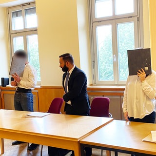 Angeklagte und ihre Anwälte im Prozess um Fluchthilfe für einen Häftling des Mannheimer Gefängnisses im vergangenen Dezember in Ludwigshafen