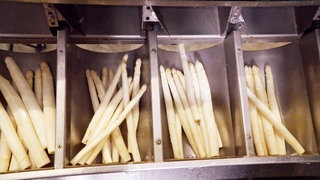 Spargel in einem Laden in der Auslage