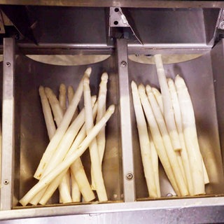 Spargel in einem Laden in der Auslage
