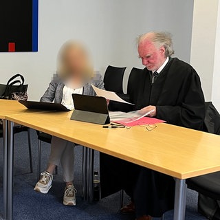 Lehrerin aus Landau verliert wegen rechtsextremer Äußerungen ihren Beamtenstatus. Das hat das Oberverwaltunsgericht Koblenz entschieden.