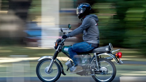 Ein Mopedfahrer hat bei Frankenthal offenbar einen Pkw gestreift und ist dann einfach weggerast.