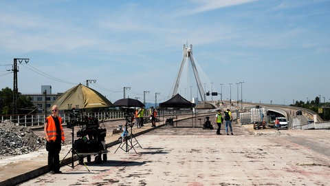 Die Hochstraße Süd mit Blick auf die weiße Pylonbrücke (Foto: SWR)