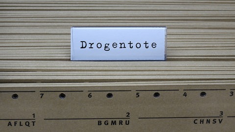 An einem Hängeregister befindet sich der Schriftzug Drogentote.