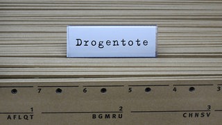 An einem Hängeregister befindet sich der Schriftzug Drogentote.