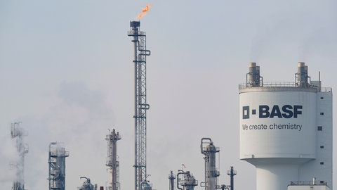 BASF-Werk in Ludwigshafen, Symbolbild für Umsatz bei der BASF geht zurück, Gewinn stagniert