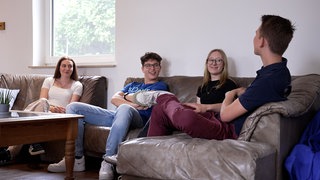 Die Ministranten der St. Gertrud Gemeinde in Leimersheim besprechen die Rom-Fahrt (Quelle: SWR)