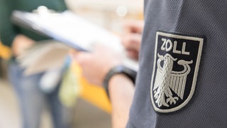 Ein Zollbeamter bei einer Kontrolle.