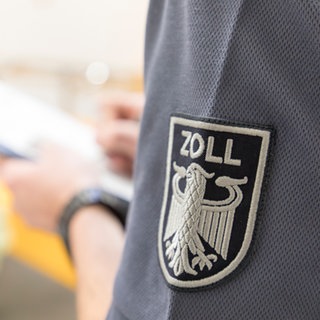 Ein Zollbeamter bei einer Kontrolle.