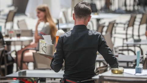 Bei Hotellerie und Gastronomie bewerben sich zu wenige (Quelle: dpa)