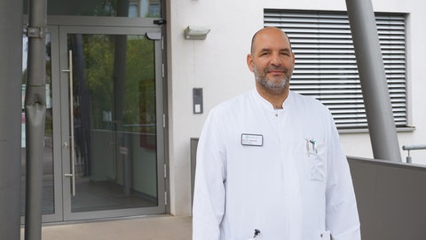 Wolfgang Ruescher ist Neurologe am Pfalzklinikum in Klingenmünster und kennt sich mit Schlaganfällen aus.