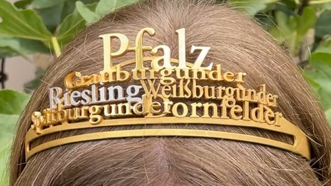 Das Amt der Weinkönigin bleibt. Das hat der Verein Pfalzwein mitgeteilt und reagiert damit Diskussionen um das Amt der Pfälzischen Weinhoheiten.