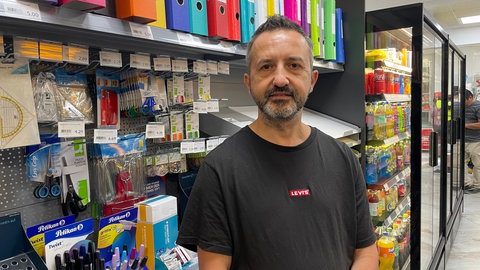Veton Osmani (47) betreibt einen Schreibwarenladen mit Kiosk im Hemshof.