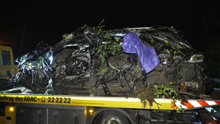 Das Unfallauto auf der A61 bei Speyer - bei dem Unfall im vergangenen Jahr sind die Eltern dreier Kinder gestorben (Archivbild)