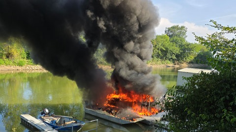 Sportboot im Hafen Germersheim in Flammen