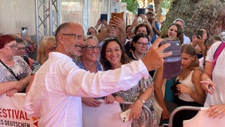 Schauspieler Christoph Maria Herbst und Fans beim Filmfestival in Ludwigshafen 