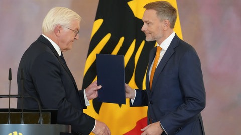Ex-Finanzminister Christian Lindner (FDP bekommt die Entlassurkunde vom Bundespräsidenten überreicht