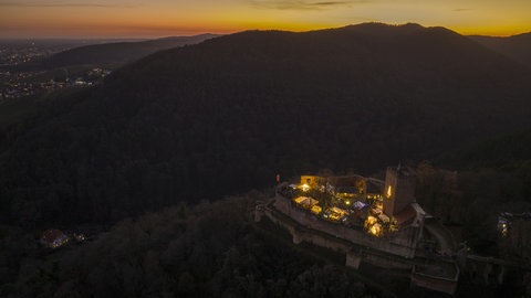 Der mittelalterliche Weihnachtsmarkt auf der Burg Landeck hoch über Klingenmünster verleiht eine besondere Stimmung.