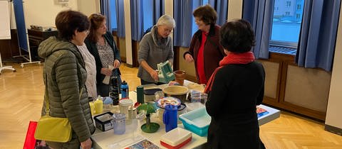 In Ludwigshafen gab es eine Plastiktauschparty: tauschen von Plastikgegenständen statt wegwerfen