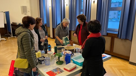 In Ludwigshafen gab es eine Plastiktauschparty: tauschen von Plastikgegenständen statt wegwerfen