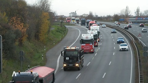 Lkw auf der Autobahn in einer langen Reihe auf dem Weg zur Protestkundgebung nach Wiesbaden